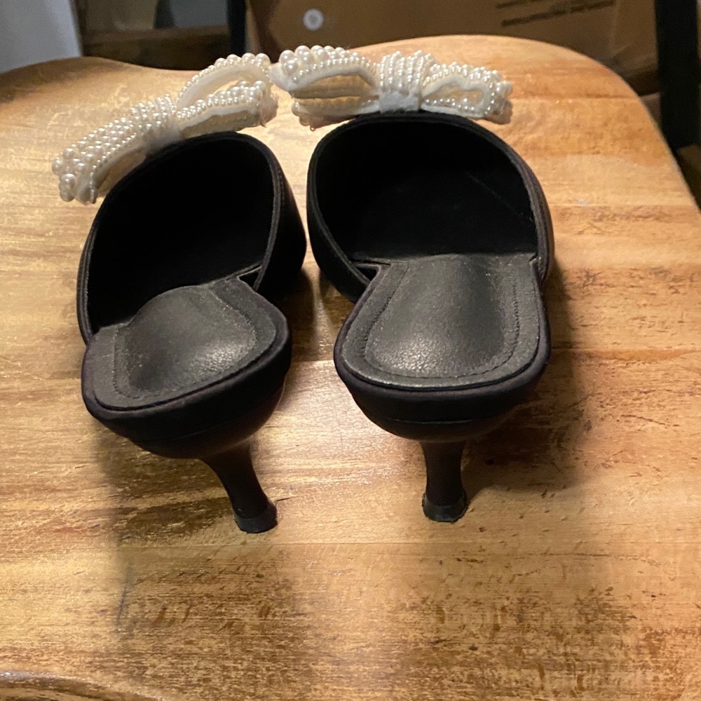 Elegant Black Slip-ons with Pearl Bow - Picture 5 of 6